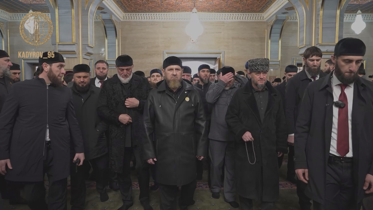 Рамзан Кадыров во время посещения мечети. Скриншот из видео: RKadyrov_95 /  Telegram
