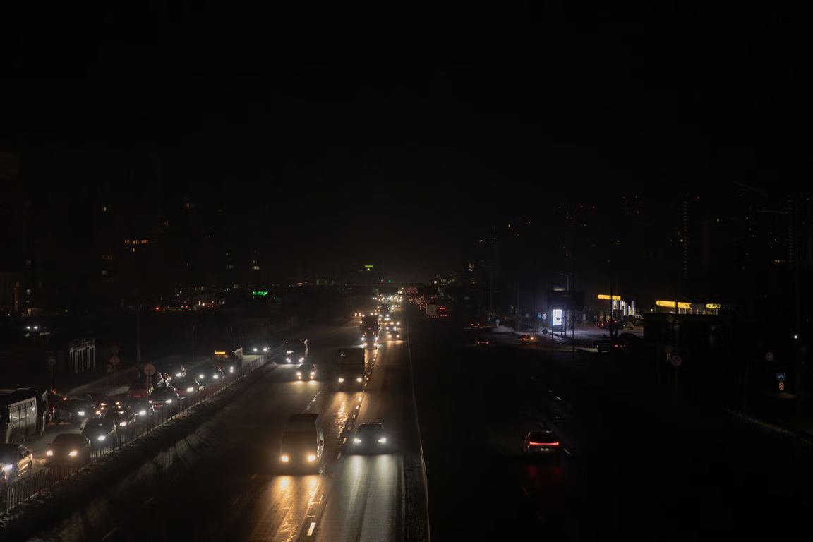 Cars move along an unlit road during a power cut, Kyiv, Ukraine, 20 January 2026. Photo: Roman Pilipey / AFP / Scanpix / LETA