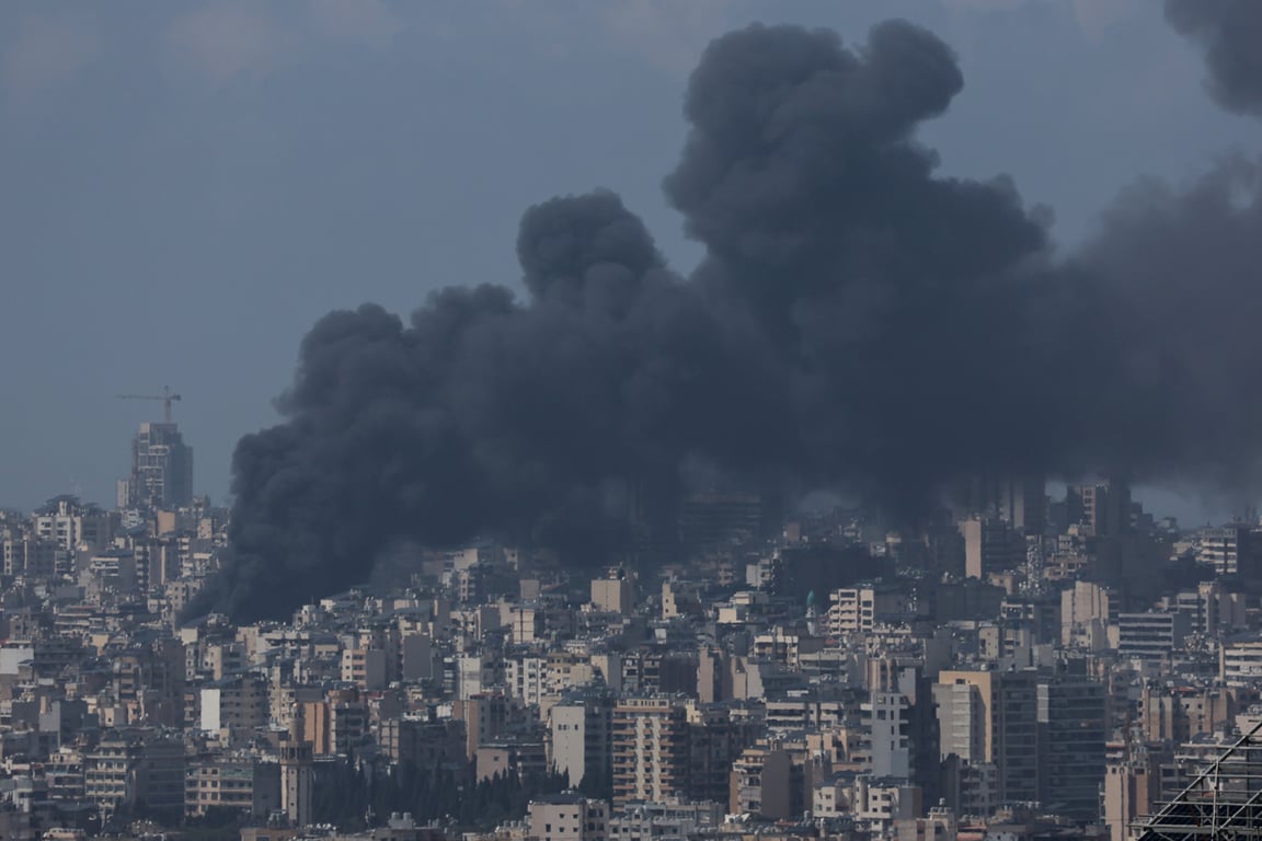 Столбы дыма над южным пригородом Бейрута после авиаудара израильских ВВС, Ливан, 8 апреля 2026 года. Фото: Wael Hamzeh / EPA