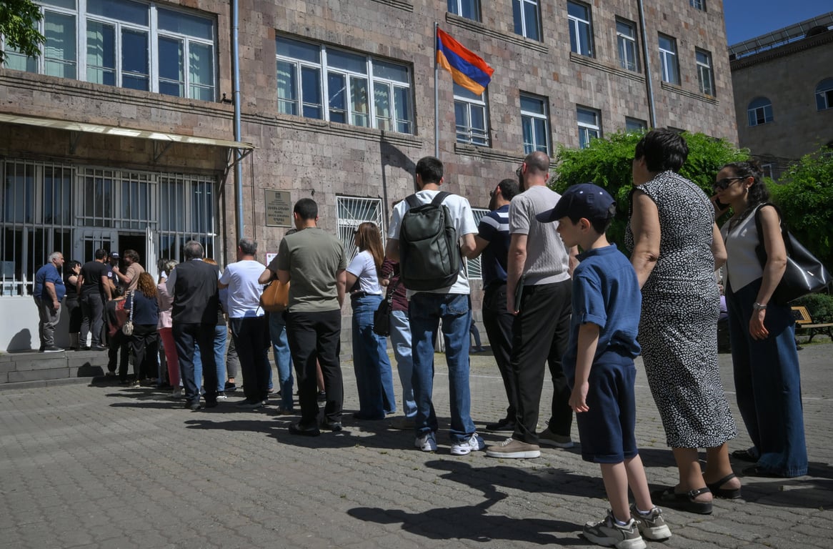 Очередь перед избирательным участком на парламентских выборах, Ереван, Армения, 7 июня 2026 года. Фото: Юрий Кочетков / Спутник / Imago Images / Scanpix / LETA