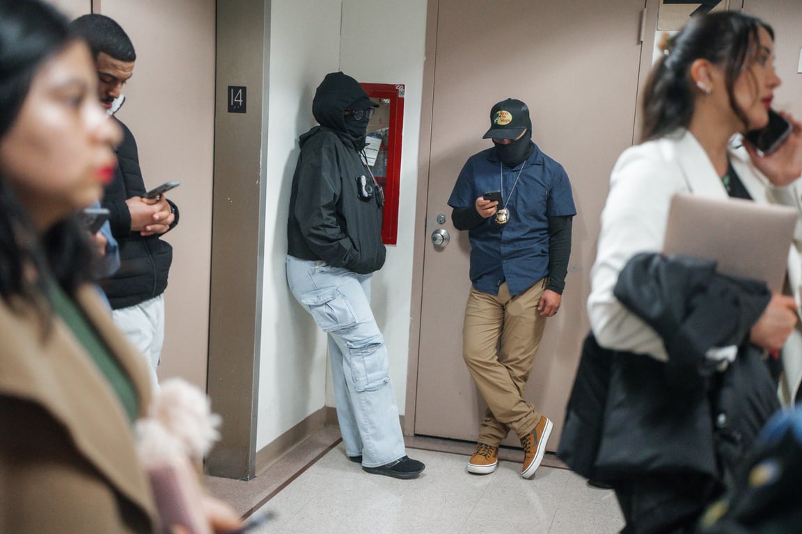 Агенты федеральной иммиграционной службы у залов судебных заседаний в Нью-Йорке, США, 5 марта 2026 года. Фото: Olga Fedorova / EPA