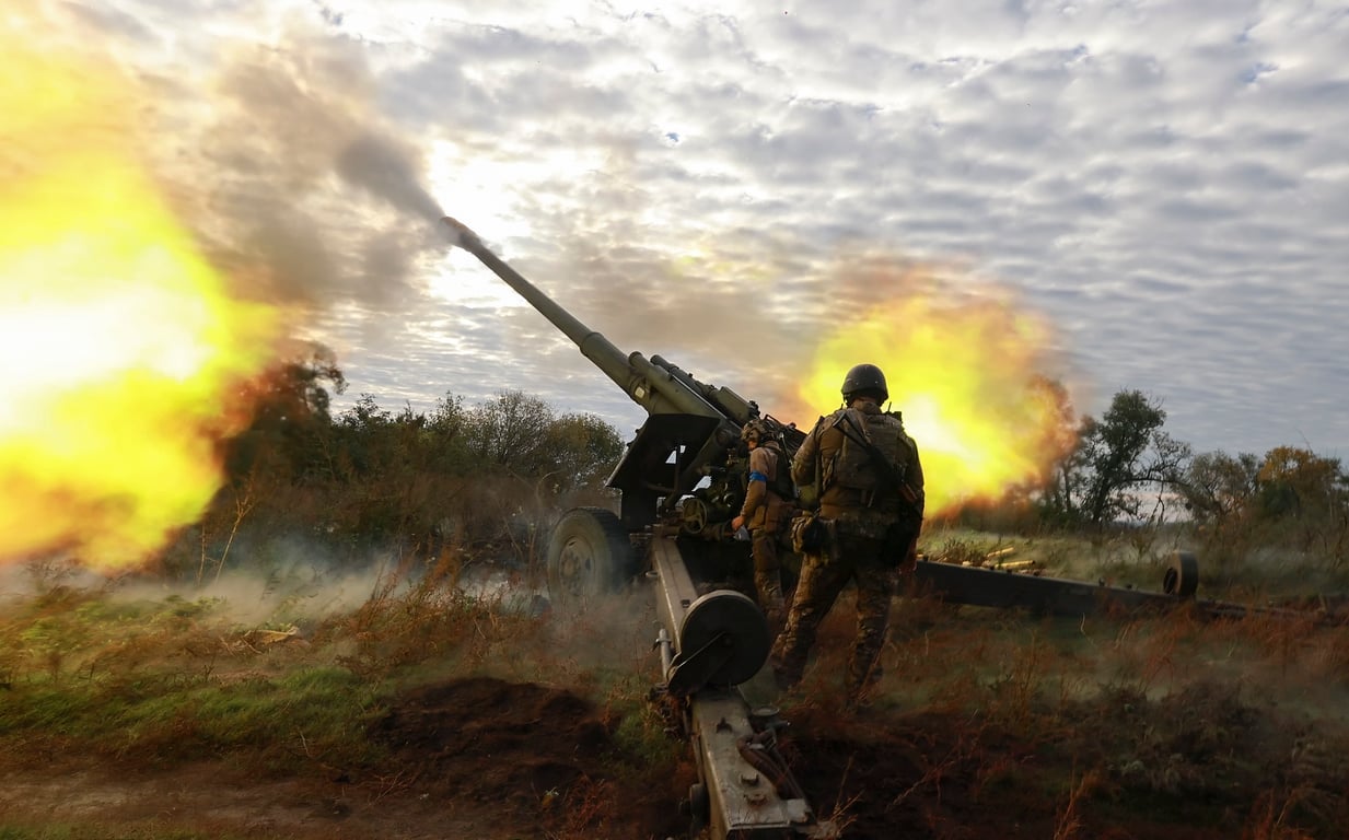 Ukrainian servicemen shoot from a captured Russian howitzer on the frontline near the city of Kupyansk in eastern, Ukraine, 06 October 2022. Photo: EPA / Sergey Kozlov