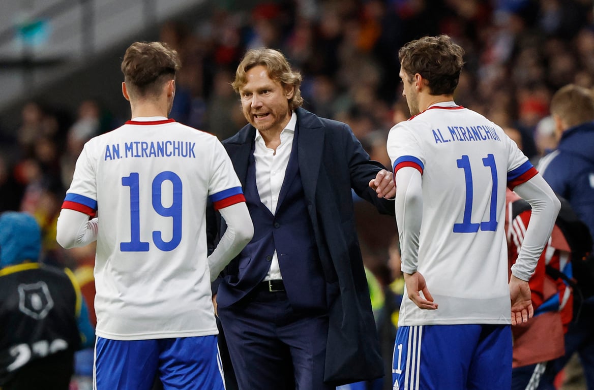 Главный тренер сборной России Валерий Карпин с Антоном и Алексеем Миранчуками во время товарищеского матча Россия — Камерун на стадионе «Динамо», Москва, 12 октября 2023 года. Фото: Максим Шеметов / Reuters / Scanpix / LETA