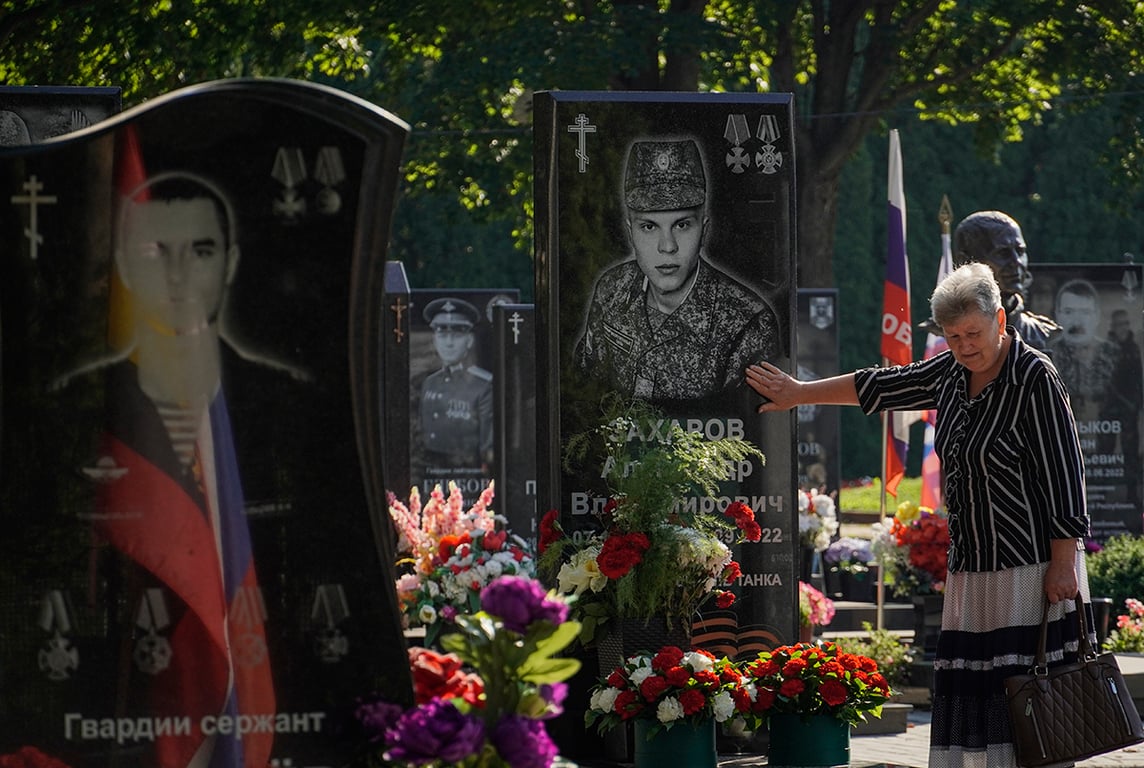 Женщина у могилы российского военнослужащего на центральном кладбище в Курске, Россия, 18 августа 2024 года. Фото: EPA