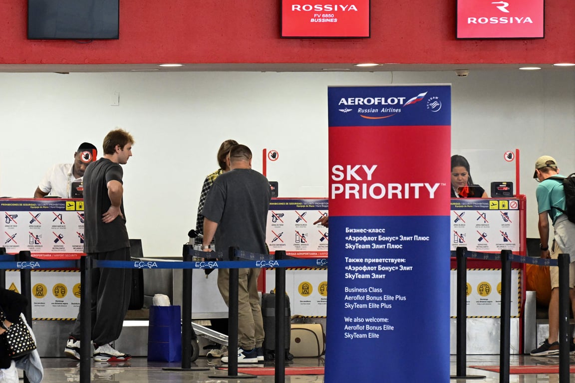 Российские туристы в очереди на сдачу багажа авиакомпании «Россия» перед вылетом из аэропорта в Гаване, Куба, 16 февраля 2026 года. Фото: Yamil Lage / AFP / Scanpix / LETA