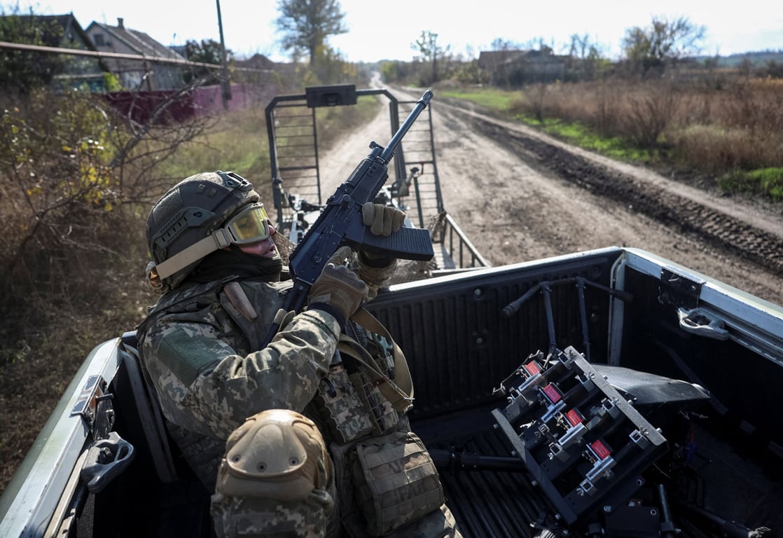 Военнослужащий ВСУ осматривает небо в поисках российских дронов, Донецкая область, Украина, 22 октября 2025 года. Фото: Anatolii Stepanov / Reuters / Scanpix / LETA