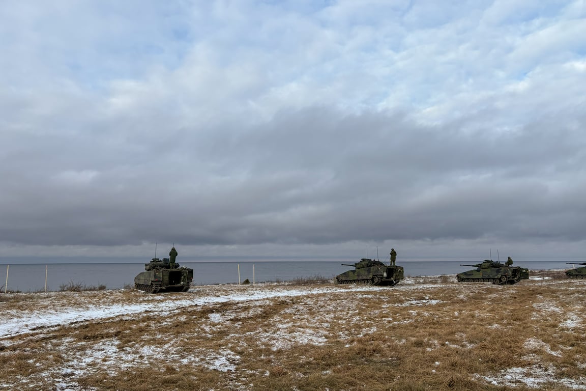 Боевые машины пехоты на берегу Балтийского моря, Готланд, Швеция. Фото: Юлия Ахмедова / «Новая Газета Европа»