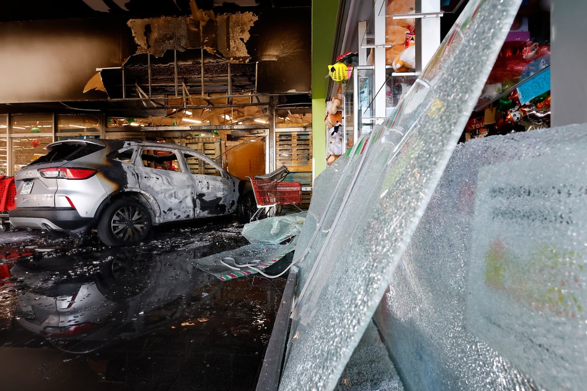 Автомобиль, подожженный предполагаемыми членами организованных преступных группировок у торгового центра в Гвадалахаре, Мексика, 22 февраля 2026 года. Фото: Francisco Guasco / EPA