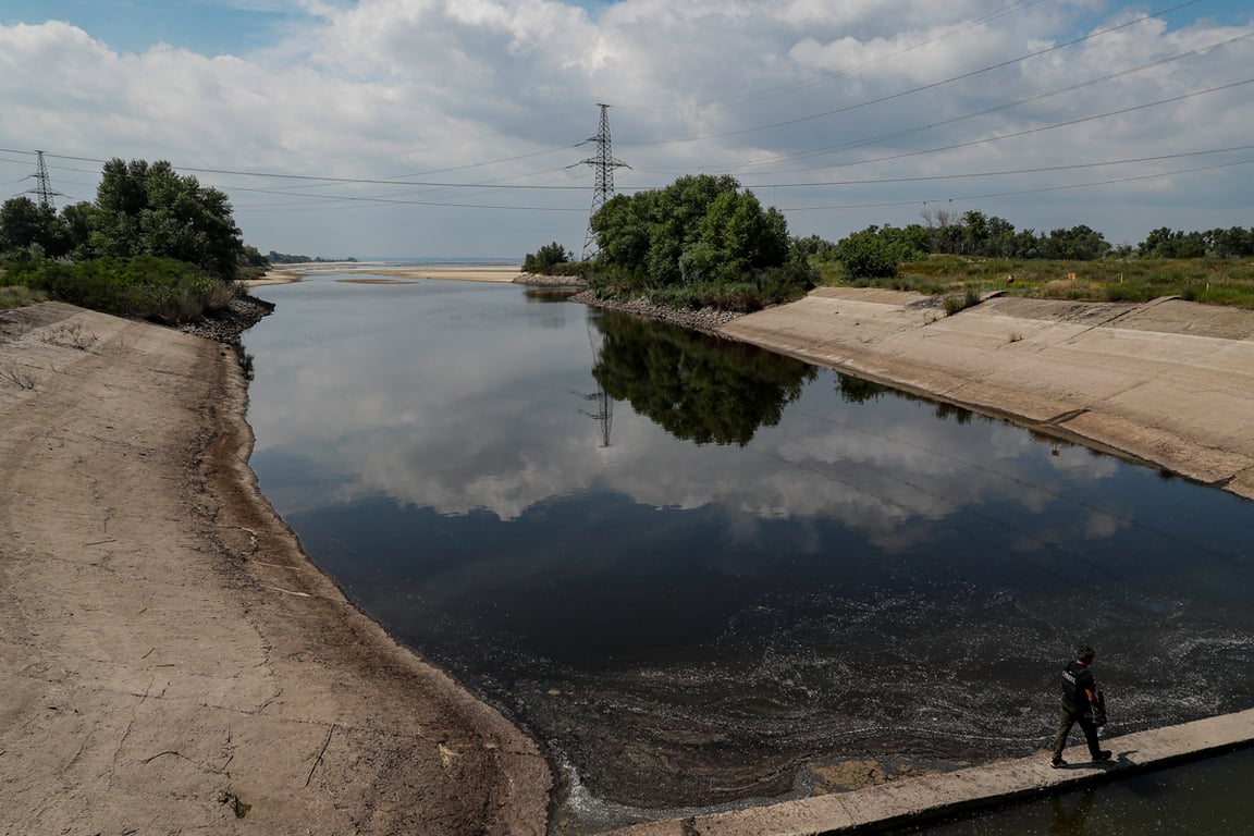 Общий вид обмелевшего Каховского водохранилища рядом с Запорожской АЭС, Энергодар, Украина, 15 июня 2023 года. Фото: Сергей Ильницкий / EPA
