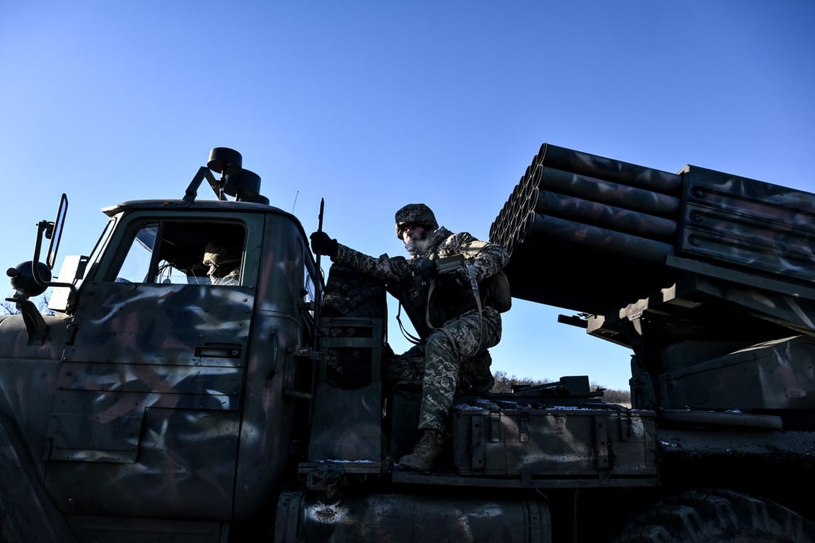 Военнослужащие артиллерийского расчета готовятся к обстрелу позиций российской армии из реактивного комплекса «Град» на Покровском направлении в Донецкой области, Украина, 25 декабря 2025 года. Фото:  Dmytro Smolienko / Ukrinform / Shutterstock / Rex Features / Vida Press