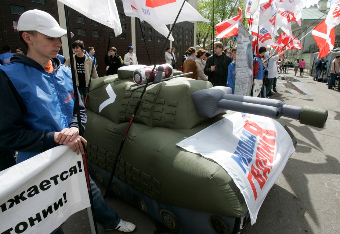 Активисты движения «Молодая Гвардия» устанавливают надувную резиновую модель танка во время митинга перед посольством Эстонии в Москве, 28 апреля 2007 года. Фото: Александр Натрускин / Reuters / Scanpix / LETA