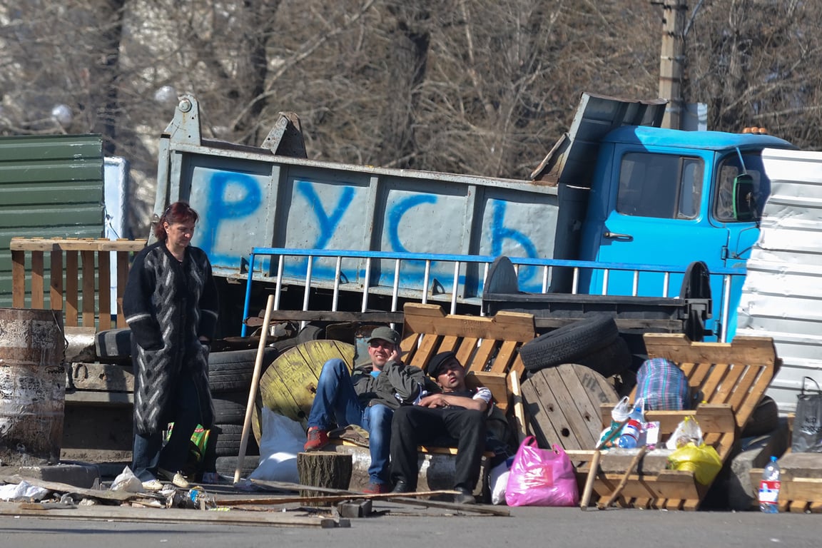 Пророссийские активисты у баррикад перед зданием Службы безопасности Украины в Луганске, 8 апреля 2014 года. Фото: Юрий Стрельцов / EPA