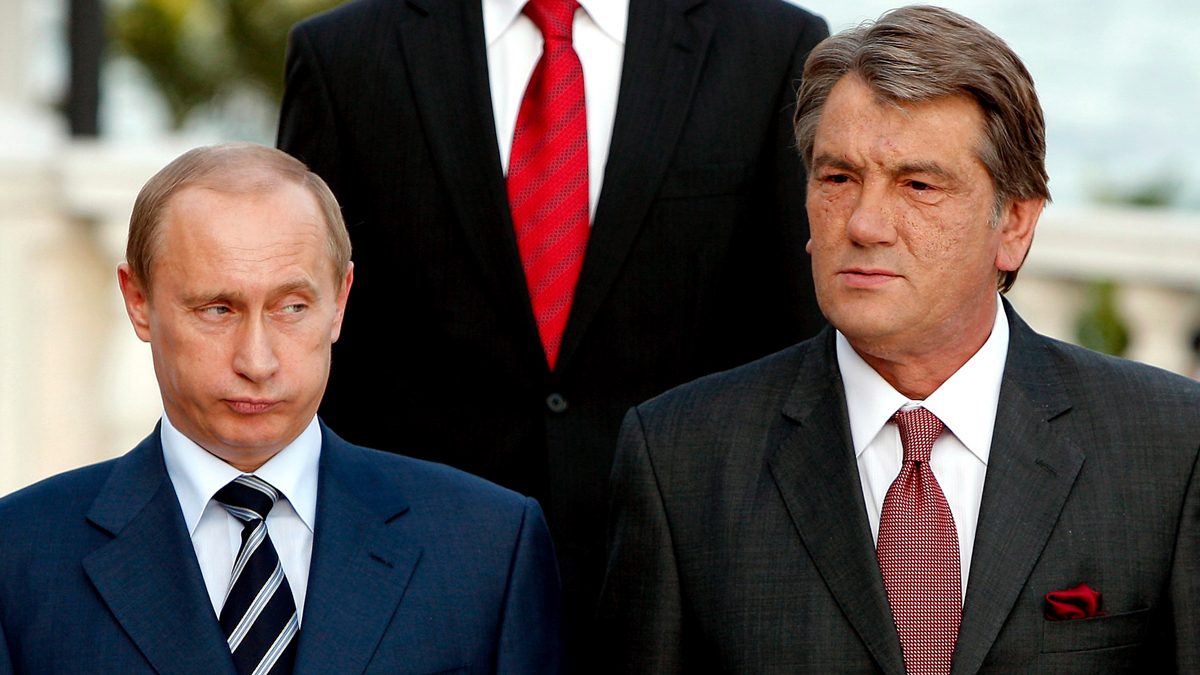 Владимир Путин и президент Украины Виктор Ющенко на саммите Организации черноморского экономического сотрудничества (ОЧЭС) в Стамбуле, Турция, 25 июня 2007 года. Фото: Kerim Okten / EPA