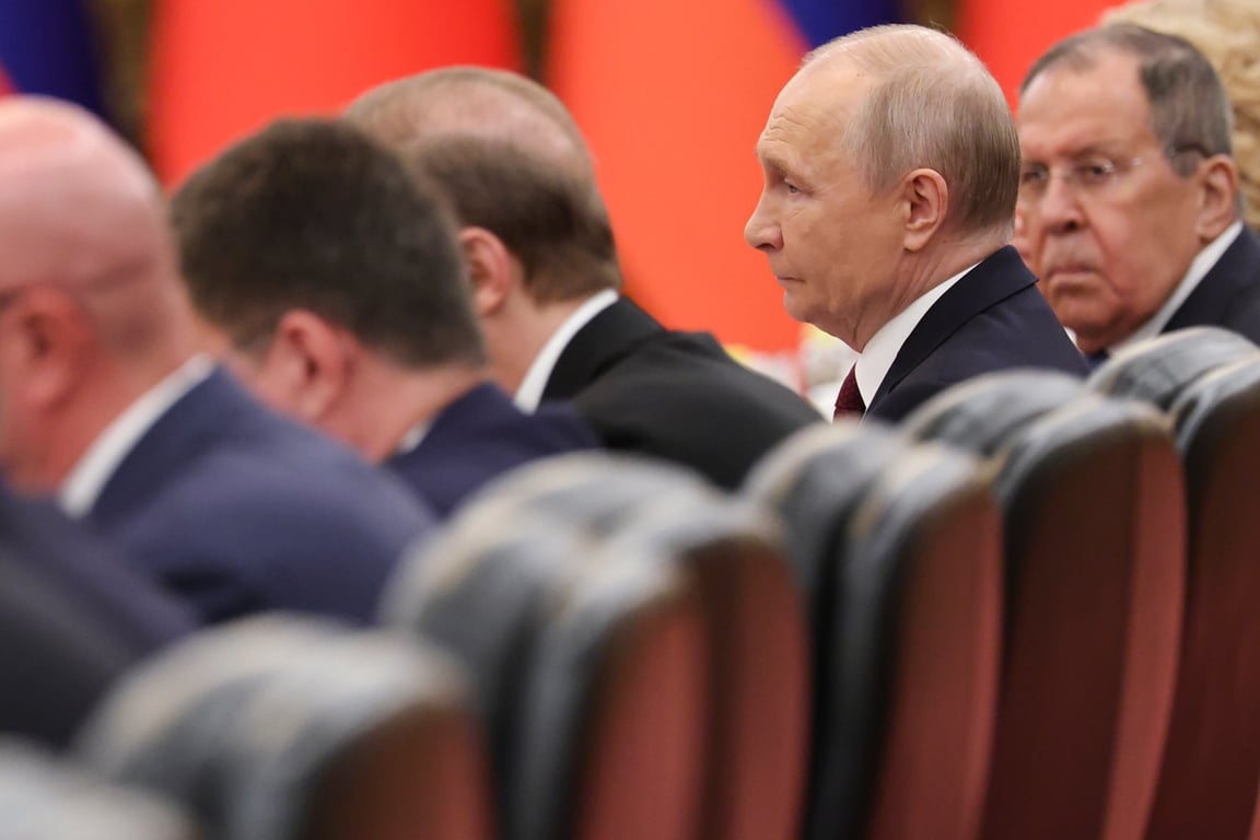 Владимир Путин и министр иностранных дел РФ Сергей Лавров во время двусторонней встречи в Пекине, Китай, 20 мая 2026 года. Фото: Максим Шеметов / EPA