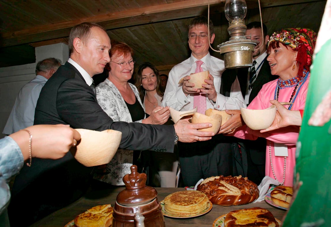 Владимир Путин, президент Финляндии Тарья Халонен (вторая слева) и премьер-министр Венгрии Ференц Дьюрчань (в центре) пробуют мордовский национальный напиток на фестивале финно-угорской культуры в Саранске, Мордовия, 19 июля 2007 года. Фото: Владимир Родионов / РИА Новости / Kremlin / EPA