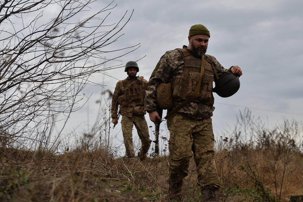 Военнослужащих 56-ой бригады ВСУ возвращаются на позиции после выполнения огневой задачи в районе Бахмута, Украина, 26 ноября 2023 года. Фото: Madeleine Kelly / ZUMA Press Wire / Alamy / Vida Press