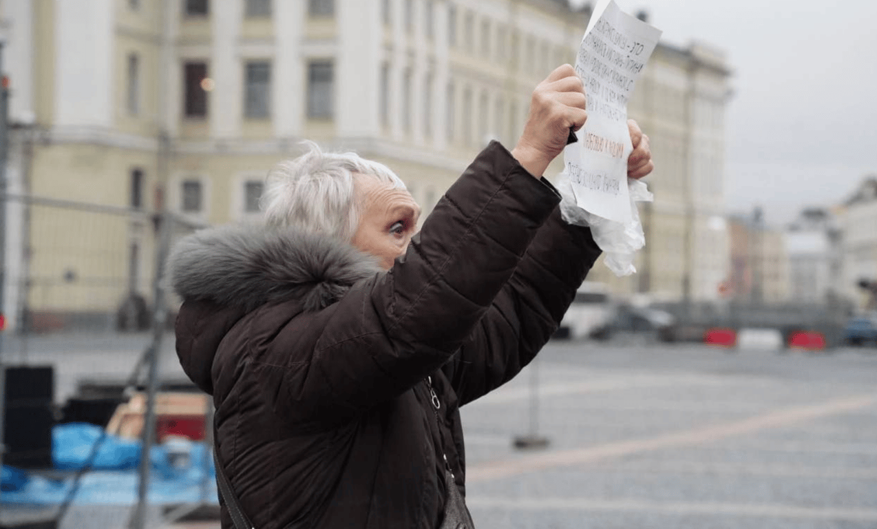 Lyudmila Vasilyeva holds up her anti-war sign on Palace Square in St. Petersburg, 30 November 2025. Photo: Bumaga