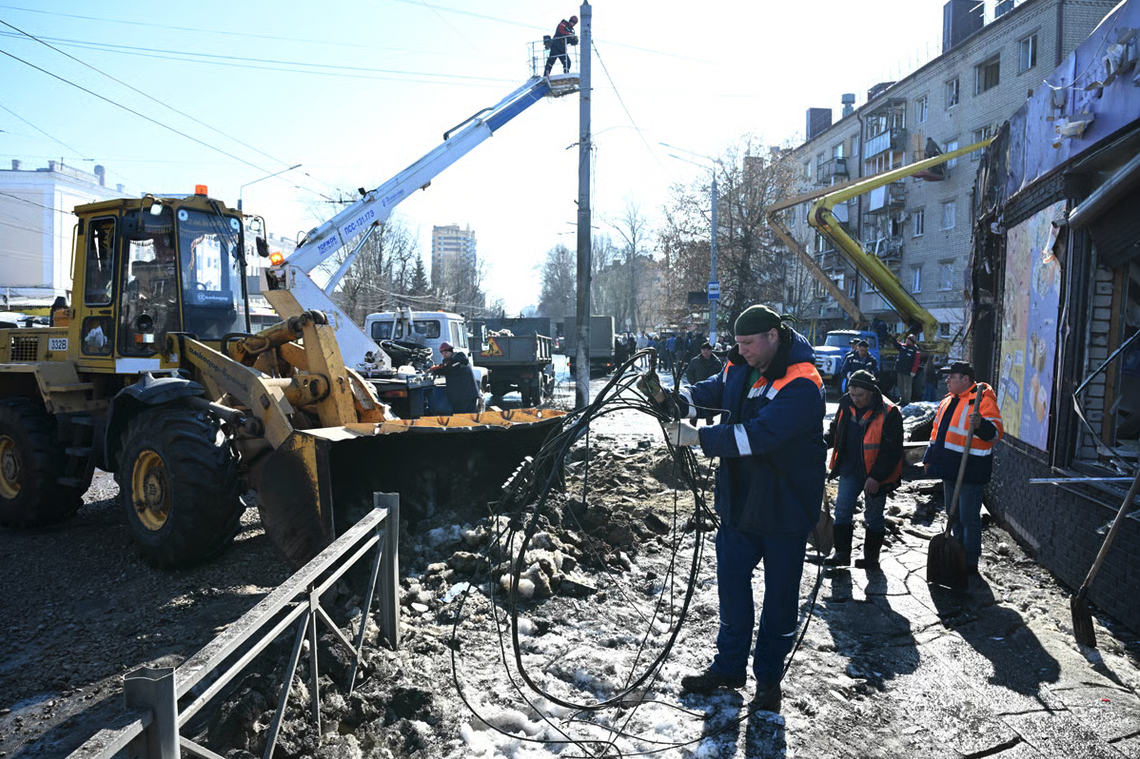 Municipal workers clear up rubble after the Ukrainian strike on the western Russian city of Bryansk, 11 March 2026. Photo: Maxim Blinov / Sputnik / Imago Images / Scanpix / LETA