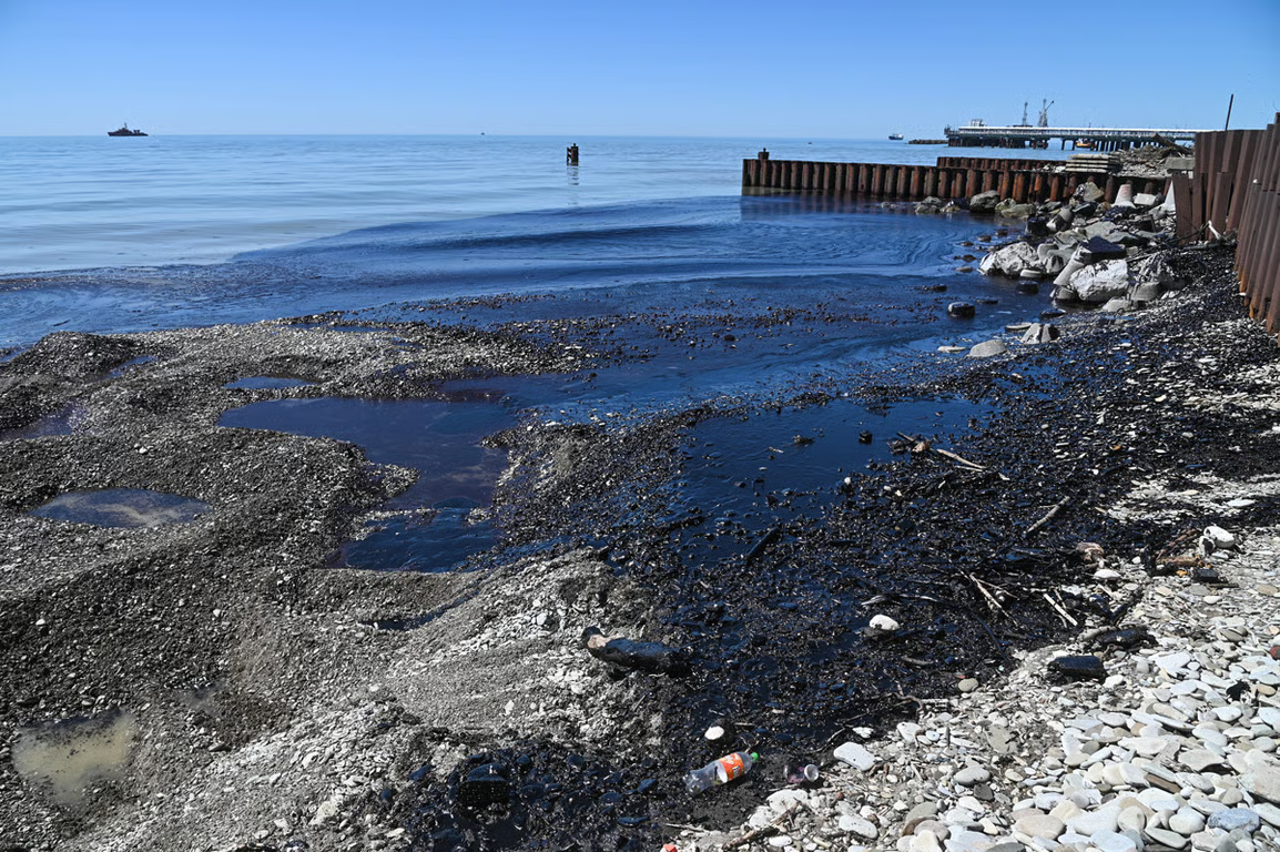 Oil along the coast near Tuapse, 26 April, 2026. Photo: Igor Onuchin / TASS / ZUMA Press / Scanpix / LETA