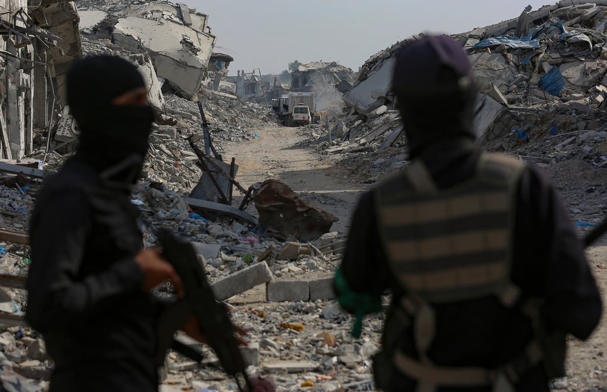 Вооруженные бойцы военного крыла ХАМАС во время поиска тел израильских заложников совместно с сотрудниками Красного Креста на востоке сектора Газа, 2 ноября 2025 года. Фото: Mohammed Saber / EPA