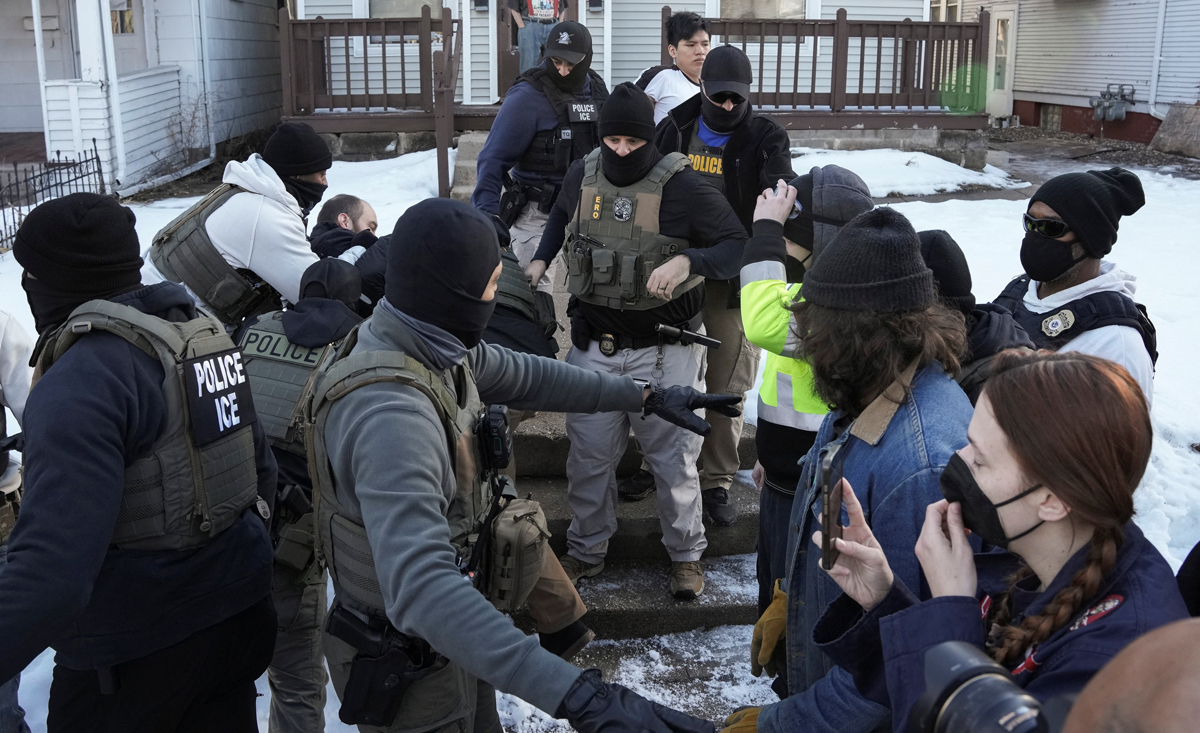 Люди собираются вокруг федеральных агентов, пока те проводят задержание, Миннеаполис, Миннесота, США, 13 января 2026 года. Фото: Tim Evans / Reuters / Scanpix / LETA