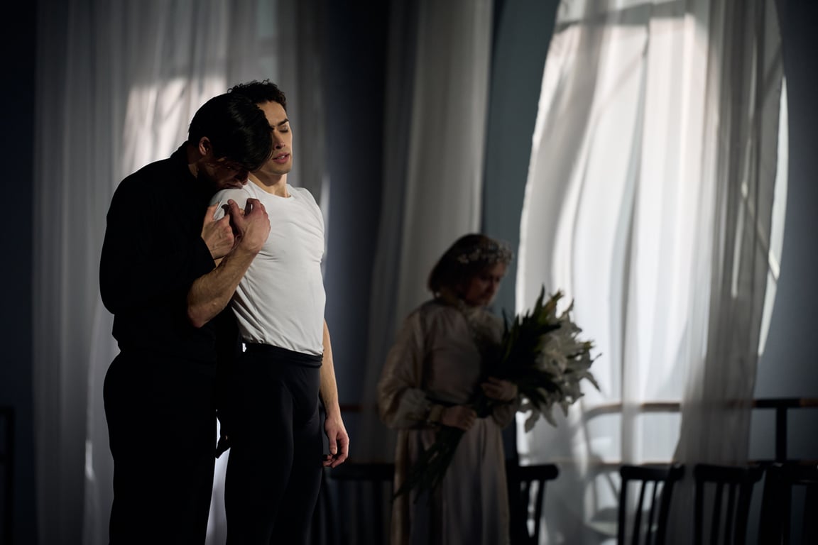 Мартин тен Кортенар, Давид Соарес и Венера Блумерт-Гильмутдинова. Фото: Carlos Quezada /  Staatsballett Berlin