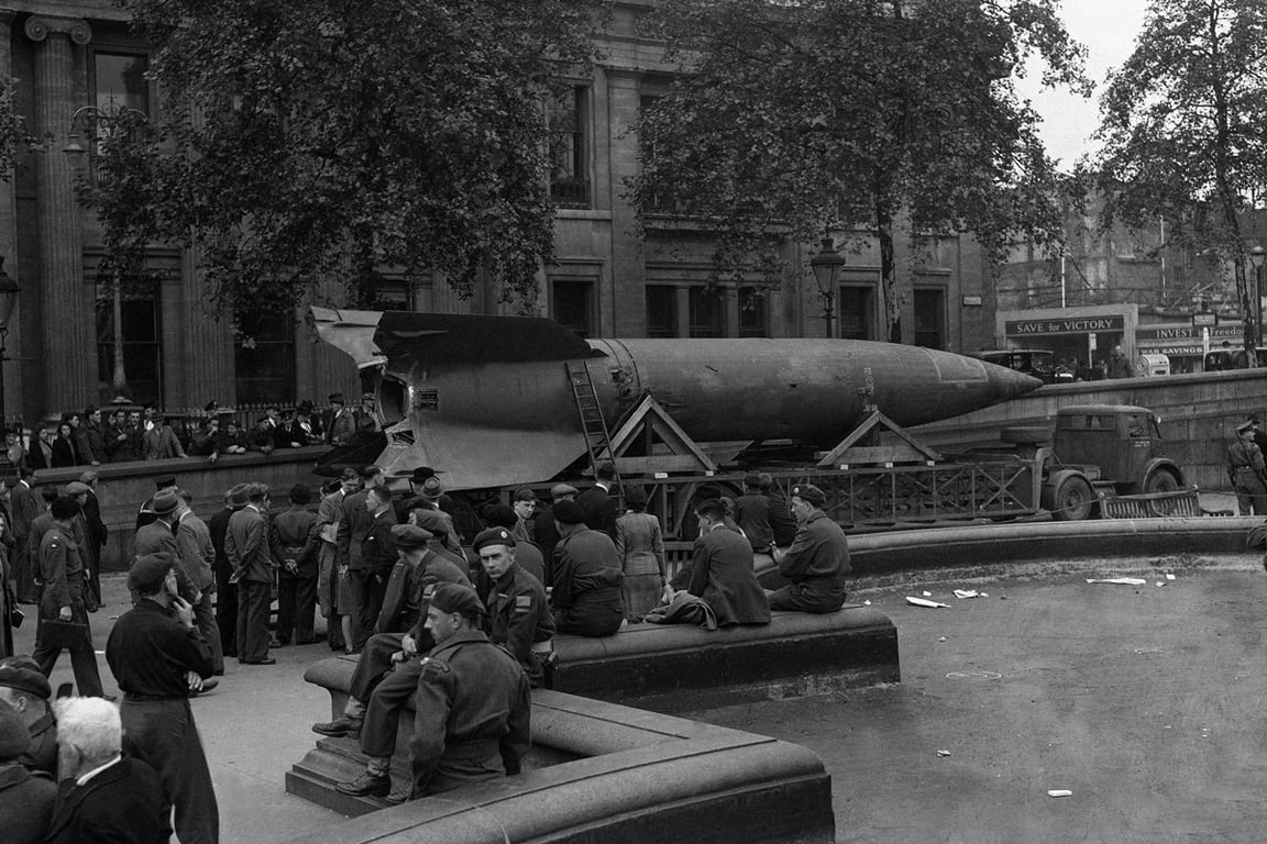 Трофейная ракета V-2 выставлена на Трафальгарской площади в Лондоне, Великобритания, 10 сентября 1945 года. Фото: AP Photo / Scanpix / LETA