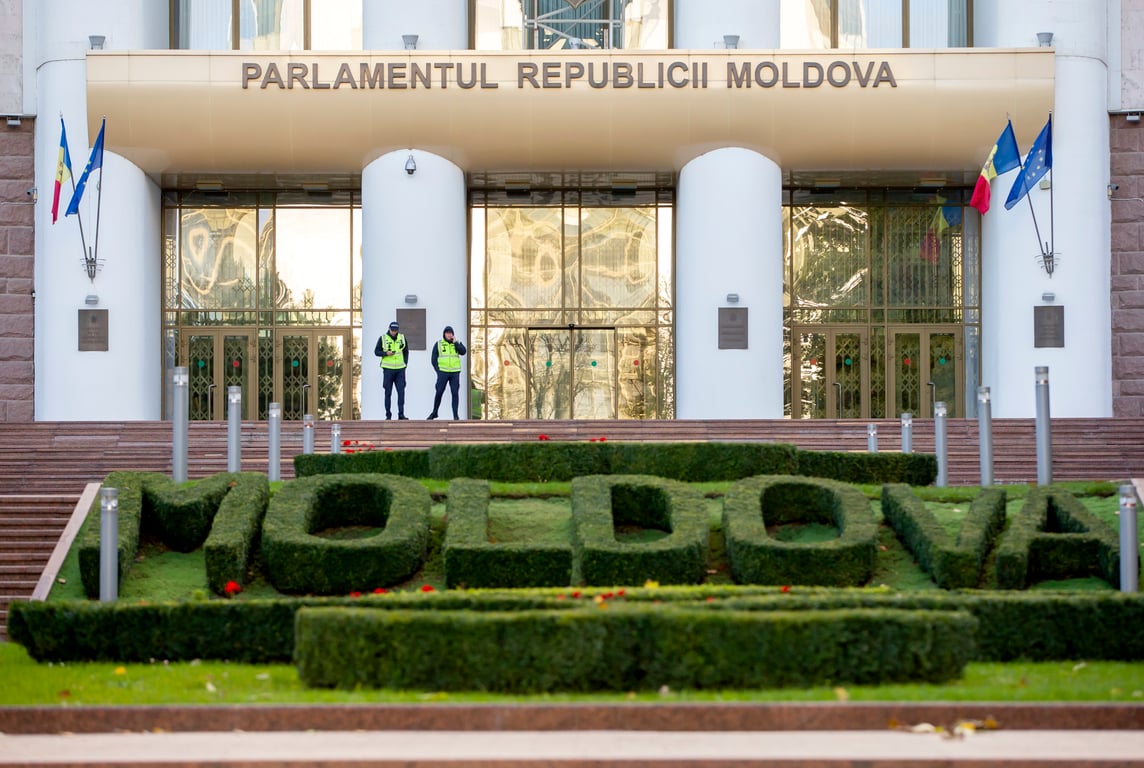 Two policemen guard Moldova’s Parliament in Chișinău ,  Moldova, 19 October 2024. Photo: EPA / Dumitru Doru