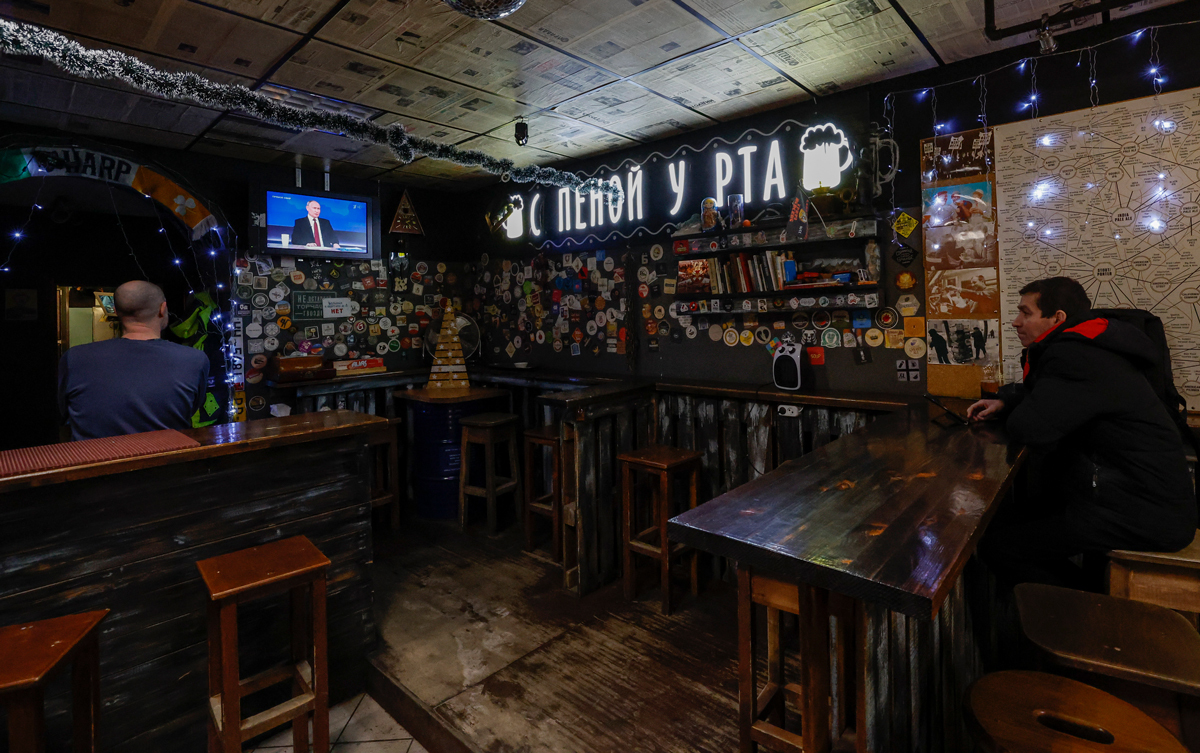 Владимир Путин на экране телевизора во время ежегодной прямой линии и пресс-конференции, Санкт-Петербург, 19 декабря 2024 года. Фото: Анатолий Мальцев / EPA