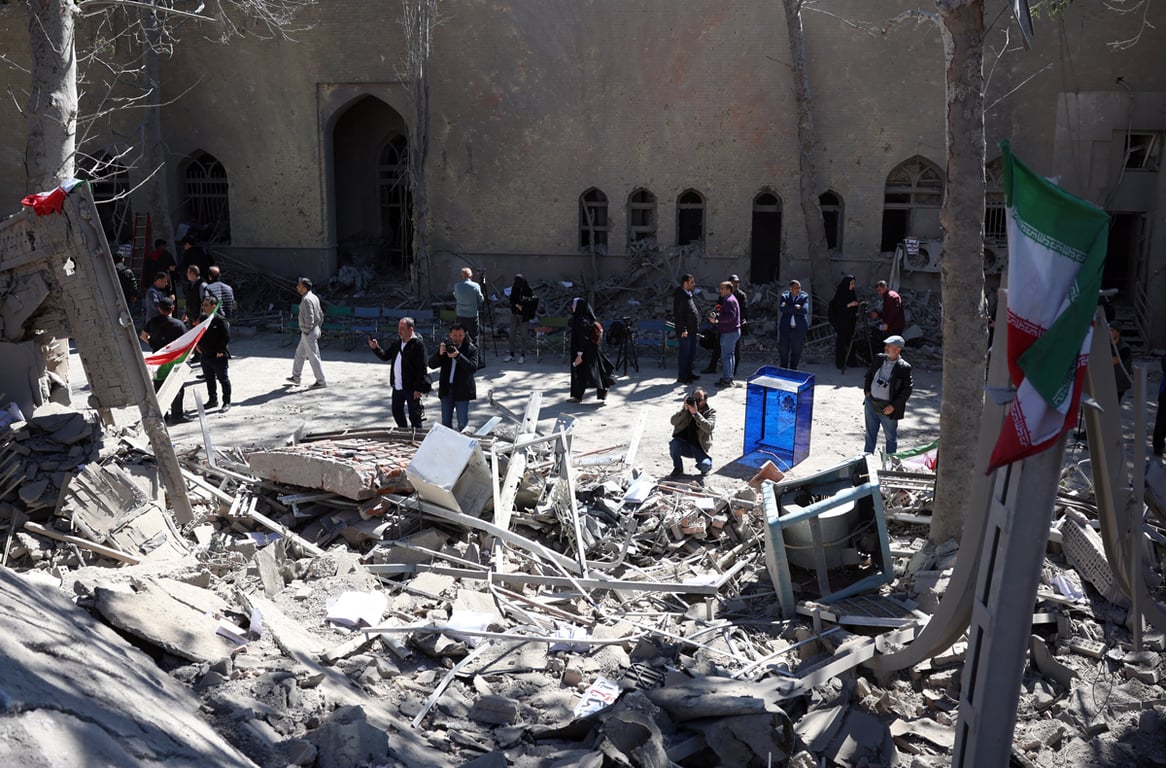 Разрушенное после обстрелов здание  Университета Шарифа в Тегеране, Иран, 7 апреля 2026 года. Фото: Abedin Taherkenareh / EPA