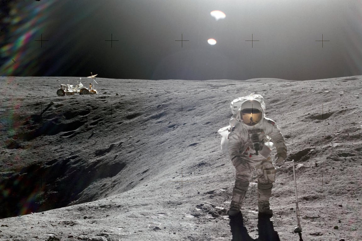 Астронавт Чарльз Дьюк собирает образцы лунного грунта у края кратера Плам во время миссии «Аполлон-16», 21 апреля 1972 года. Фото: John Young / NASA