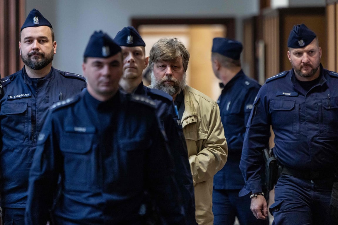 Российский археолог Александр Бутягин (в центре) под конвоем польских полицейских в Варшавском окружном суде, Польша, 15 января 2026 года. Фото: Wojtek Radwanski / AFP / Scanpix / LETA