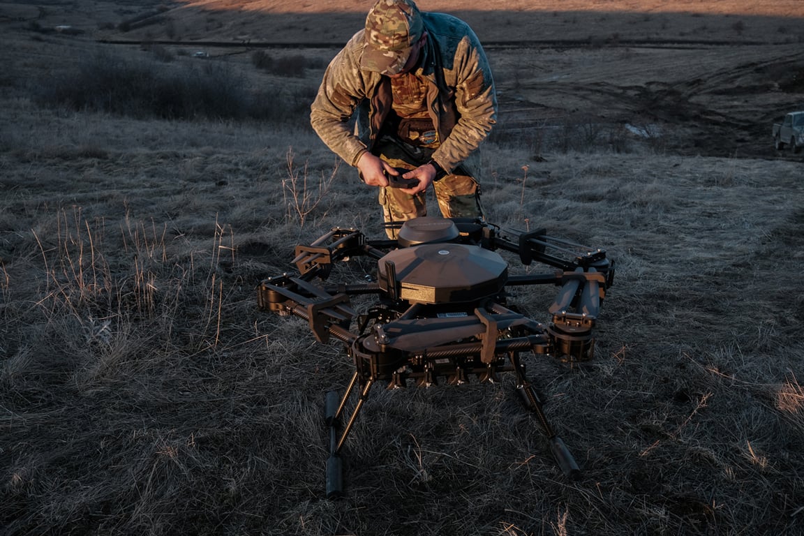 Украинский пилот из 93-й отдельной механизированной бригады «Холодный Яр» отрабатывает навыки управления беспилотной системой Vampire в ходе учений, Украина, 10 марта 2026 года. Фото: Maria Senovilla / EPA