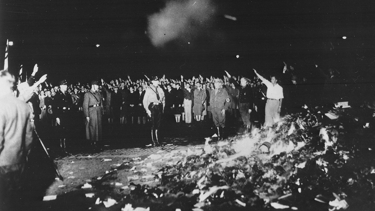 Студенты сжигают «негерманские» сочинения и книги на берлинской площади Опернплац, 10 мая 1933 год. Фото: Georg Pahl / Bundesarchiv, Bild 102-14597 / Wikimedia