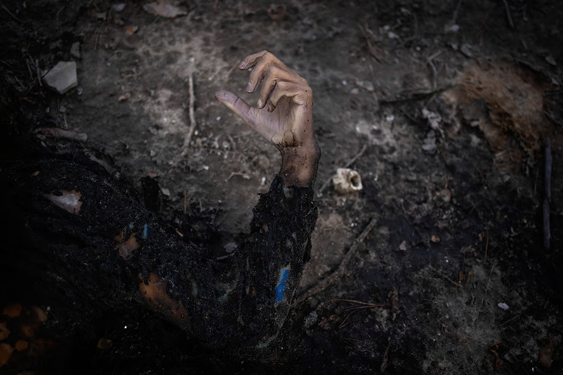 The remains of a man found in the garden of a house in Bucha, near Kyiv, Ukraine, 3 April 2022. Photo: Rodrigo Abd / AP / Scanpix / LETA