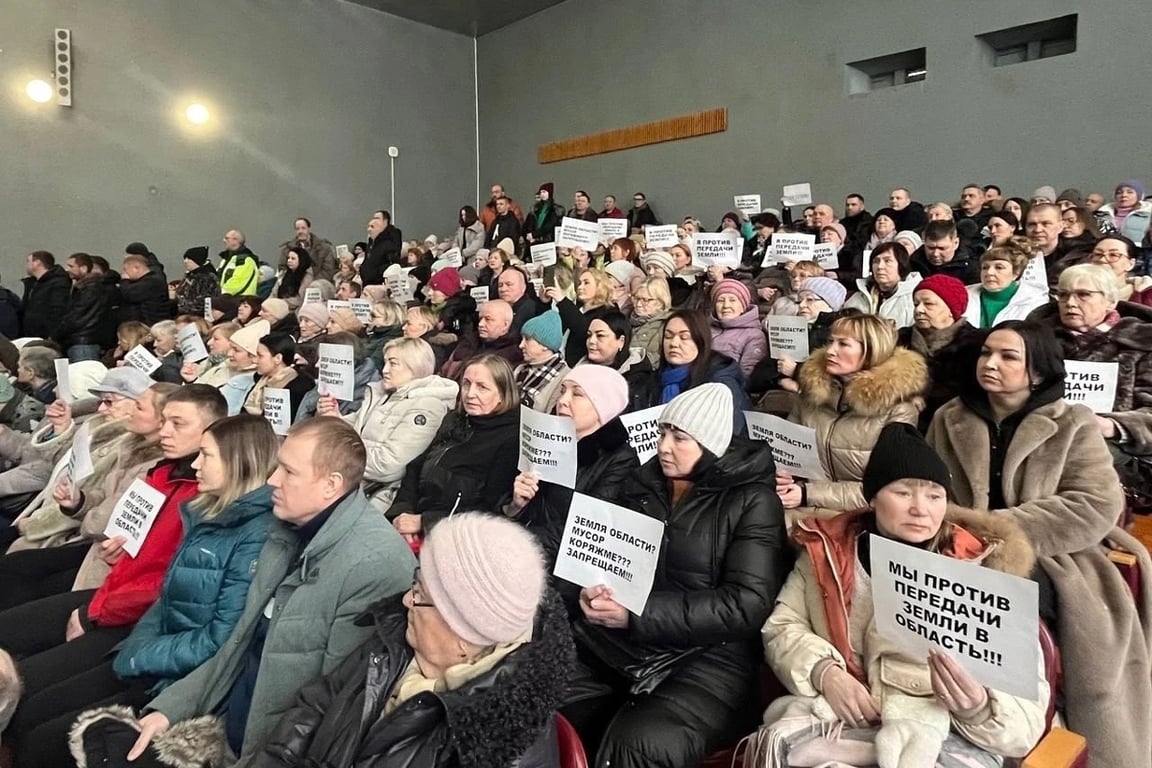 Местные жители с плакатами в актовом зале городской думы Коряжмы, 19 февраля 2025 года. Фото: «Чистая Коряжма» /  VK