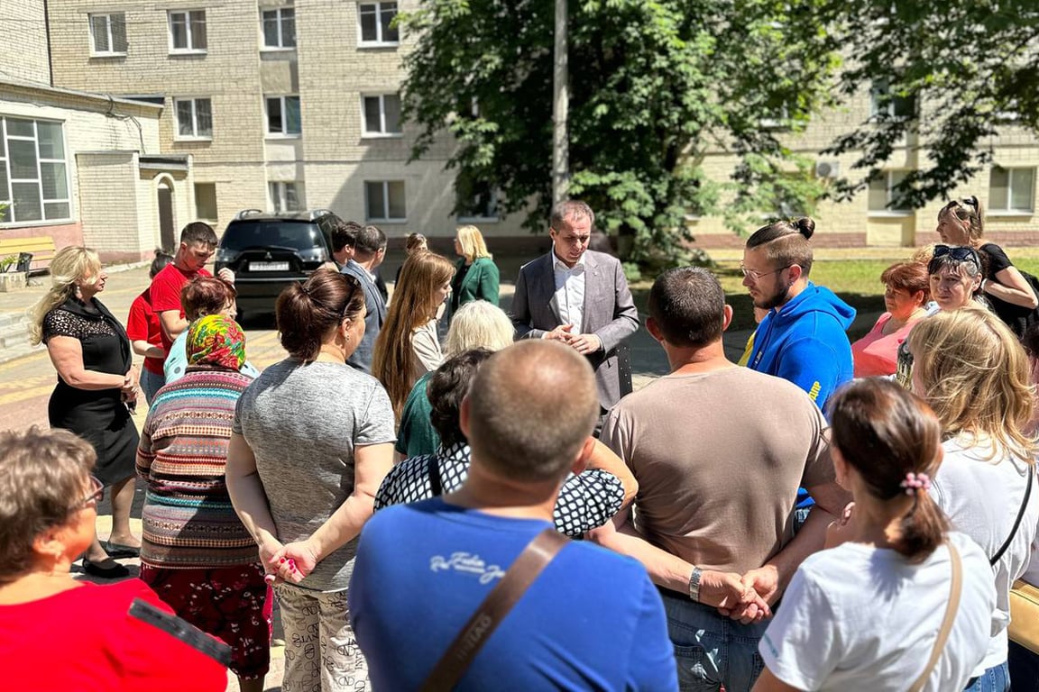 Вячеслав Гладков на встрече с жителями пункта временного размещения жителей из Шебекинского округа, 13 июня 2023 года. Фото:  телеграм-канал Гладкова