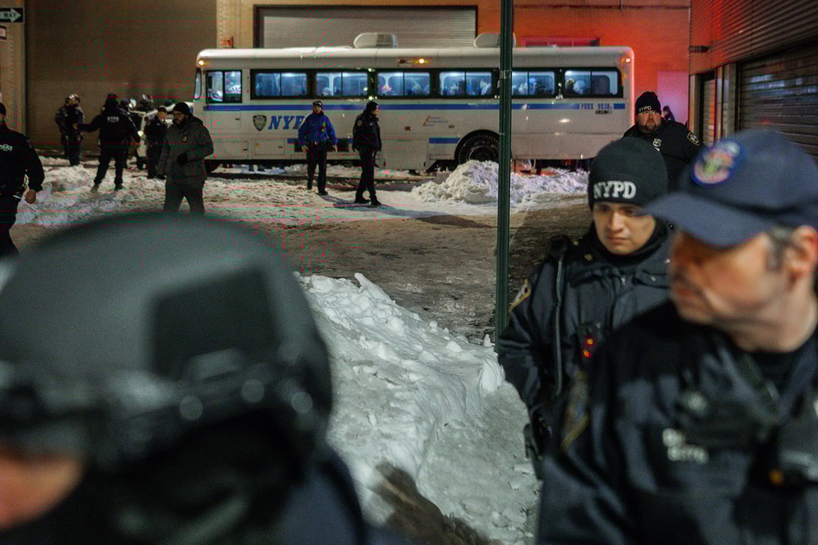 Автобус полиции Нью-Йорка с людьми, арестованными во время протеста в отеле Hilton, где, как полагают, размещаются агенты федеральной иммиграционной службы, в Нью-Йорке, штат Нью-Йорк, США, 27 января 2026 года. Фото: Olga Fedorova / EPA