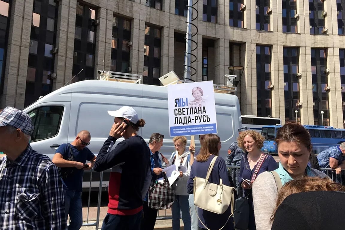 Протестующая с плакатом в поддержку Светланы Пеуновой на митинге «Закон и справедливость для всех» в Москве, 16 июня 2019 года. Фото:  «Новая газета»