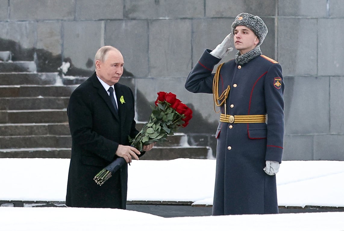 Владимир Путин возлагает цветы на Пискарёвском мемориальном кладбище в Санкт-Петербурге, 27 января 2026 года. Фото: Александр Казаков / Спутник / Kremlin / EPA