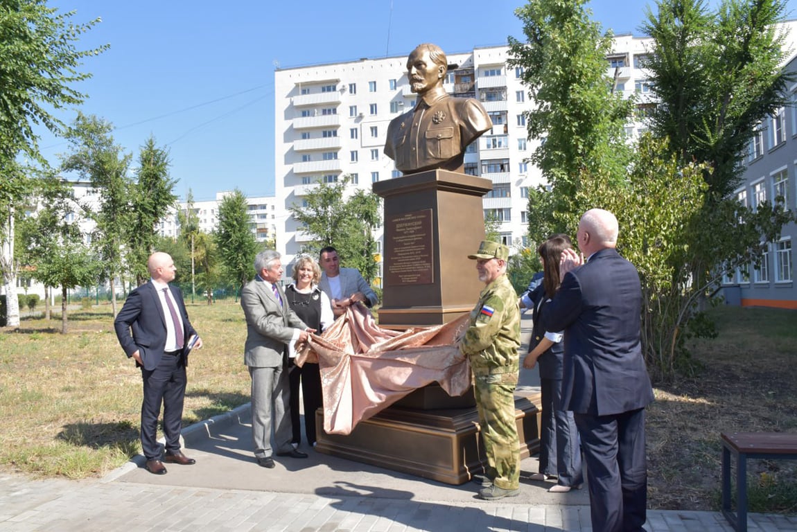 Открытие бюста Феликса Дзержинского около школы в Северодонецке, Луганская область, Украина, 18 сентября 2025 года. Фото:  пресс-служба НРО КПРФ