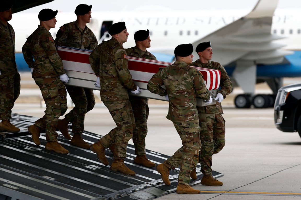 Почетный караул несет гроб с останками погибшего во время иранской атаки на авиабазу в Кувейте сержанта американской армии, штат Делавэр, США, 7 марта 2026 года. Фото: Will Oliver / EPA