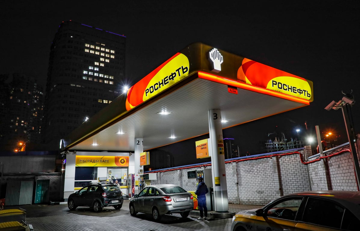 A Rosneft petrol station in Moscow is backed by a pro-war Z symbol being made by lights in a next-door office building, 31 May 2022. Photo: EPA / Yuri Kochetkov
