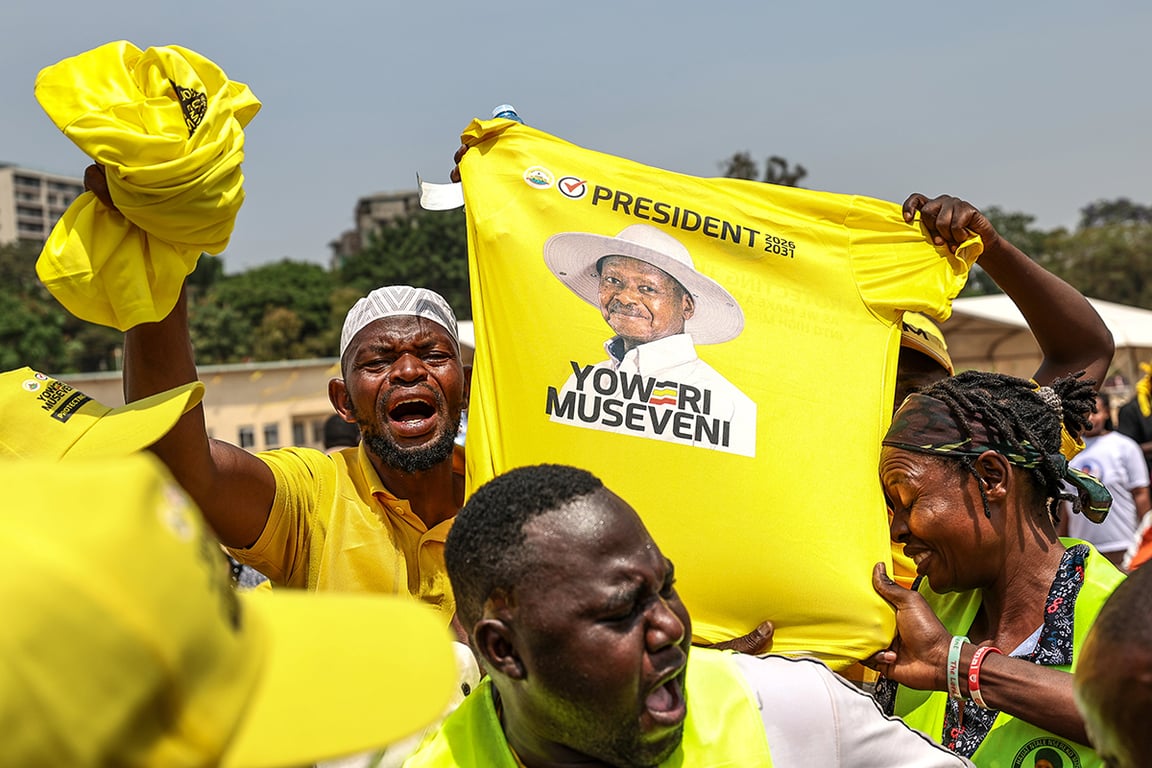 Сторонники президента Уганды Йовери Мусевени празднуют победу в преддверии объявления победителя президентских выборов, Кололо, Кампала, Уганда, 17 января 2026 года. Фото: Daniel Irungu / EPA