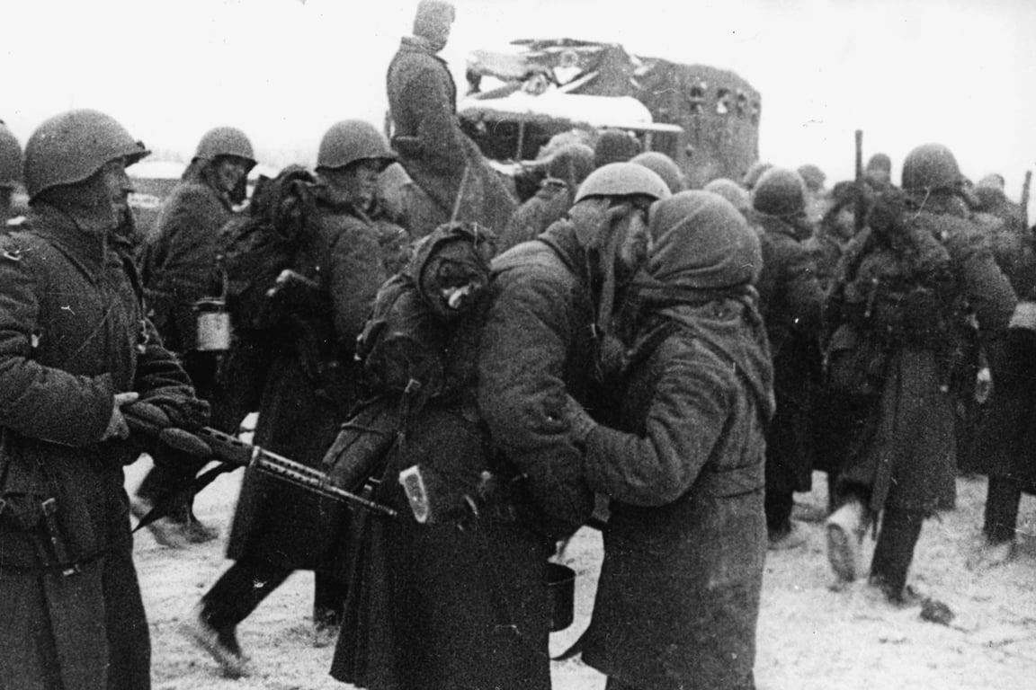 Жители Москвы приветствуют бойцов Красной армии во время контрнаступления советских войск под Москвой, декабрь 1941 года. Фото: akg-images / Scanpix / LETA