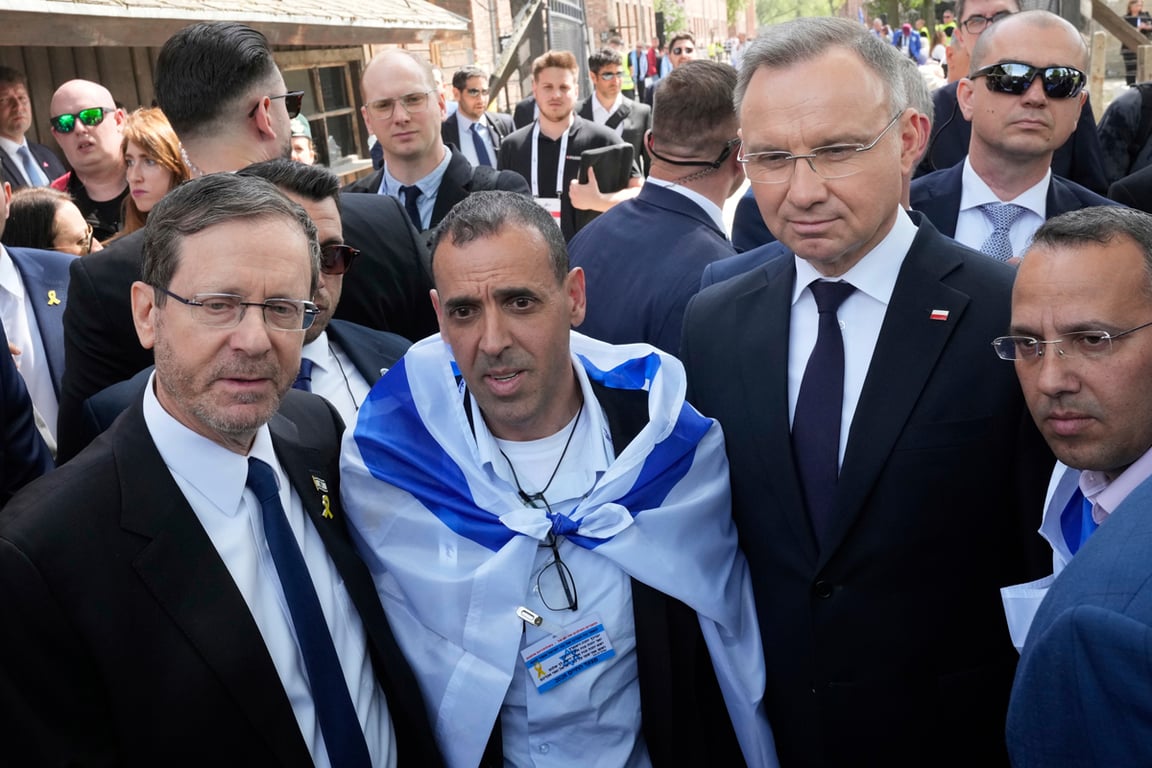 Президент Польши Анджей Дуда, президент Израиля Ицхак Герцог и Эли Шараби в Освенциме, Польша, 24 апреля 2025 года. Фото: Czarek Sokolowski / AP Photo / Scanpix / LETA