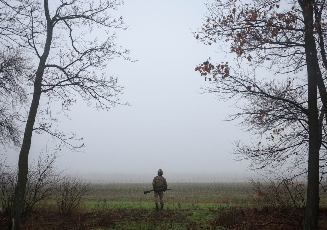 A soldier stands watch in a field near the Donetsk region city of Kostyantynivka, eastern Ukraine, 27 November 2025. Photo: Reuters / Scanpix / LETA