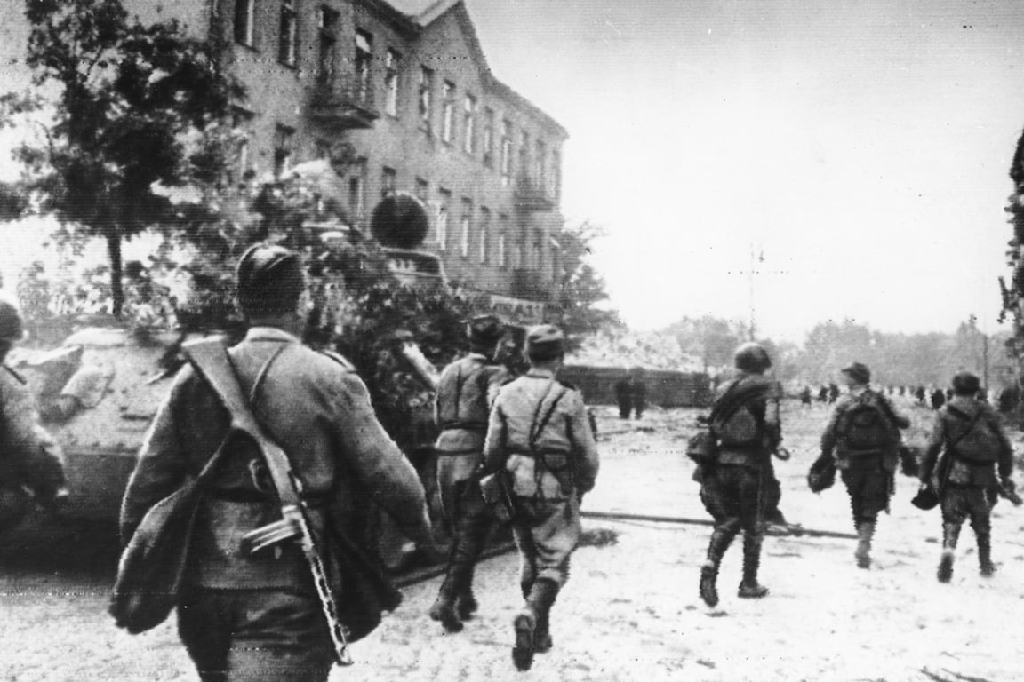 Советские пехотинцы и танковые подразделения входят в пригород Варшавы, Польша, сентябрь 1944 года. Фото: AP Photo / Scanpix / LETA