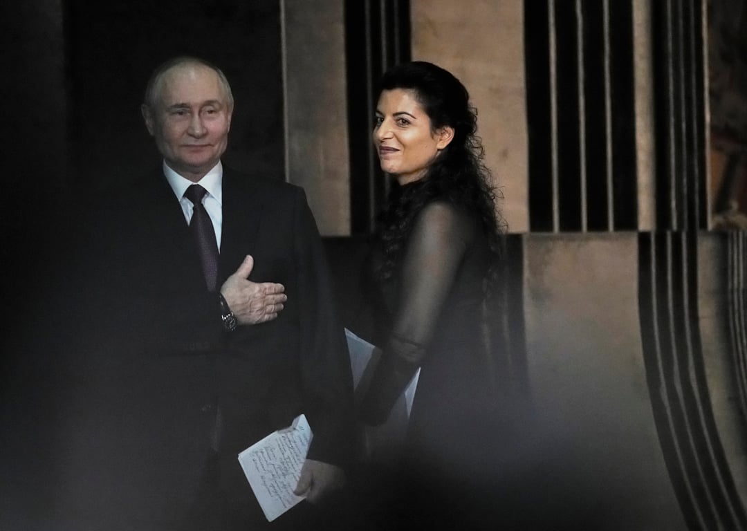 Vladimir Putin and Margarita Simonyan on the sidelines of RT’s 20th anniversary celebrations at the Bolshoi Theatre in Moscow, 17 October 2025. Photo: EPA / Pavel Bednyakov
