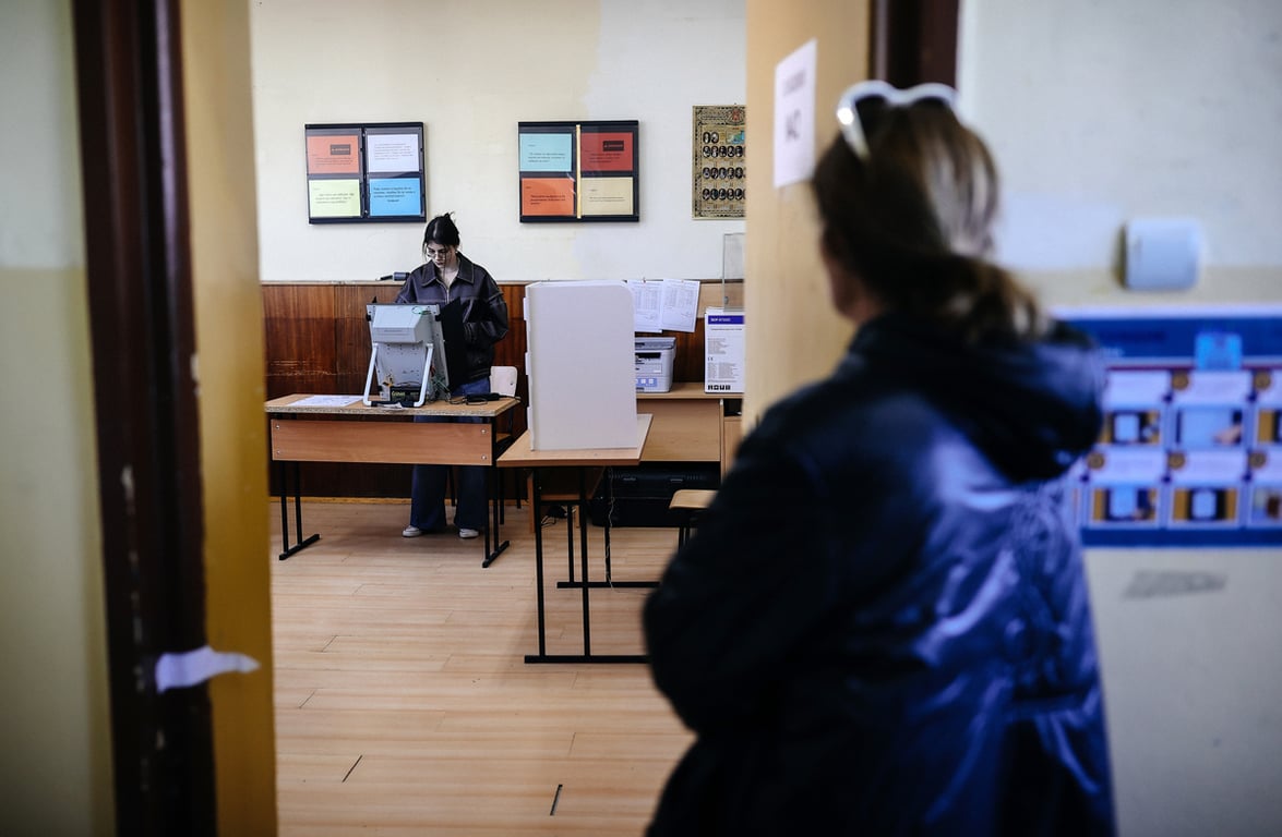 Женщина голосует на избирательном участке в Софии, Болгария, 19 апреля 2026 года. Фото: Borislav Troshev / EPA